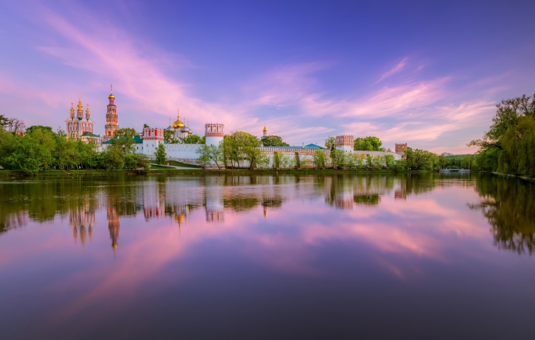 Москва. Новодевичий монастырь. Напрудная (Софьина) башня (на фото – угловая круглая башня Москва. Новодевичий монастырь. Напрудная (Софьина) башня (на фото – угловая круглая башня